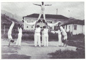 Colonos Finlandeses fazendo ginastica na frente do Casarão