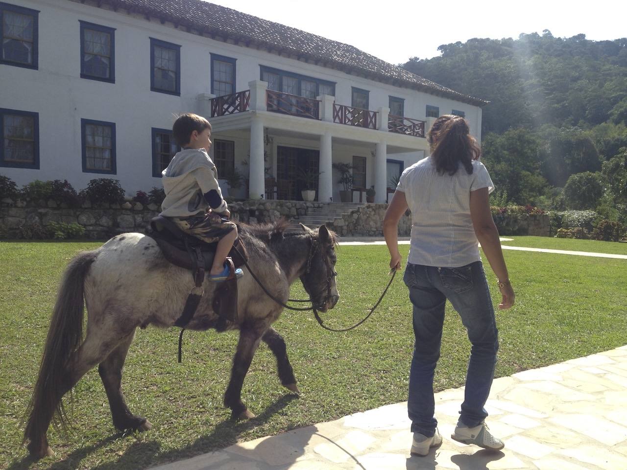 Passeio a cavalo nos gramados do Casarão Penedo