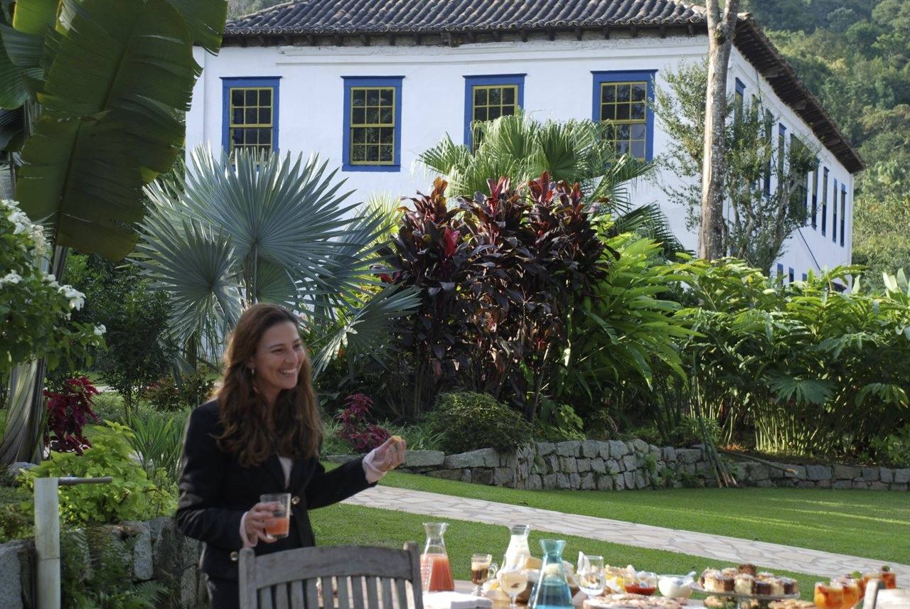 Fachada histórica do Casarão Penedo com jardins