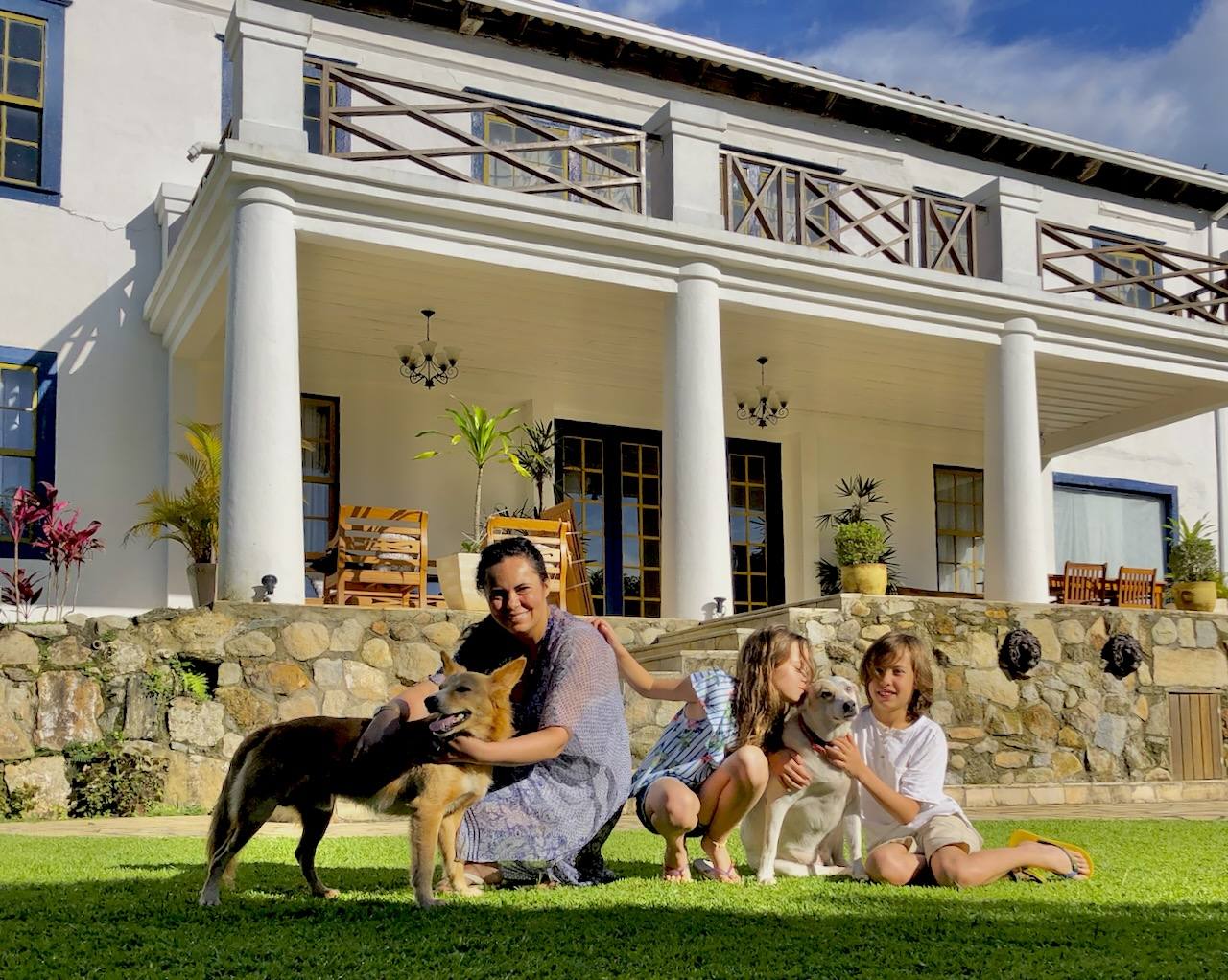 Família com pets na fachada histórica do Casarão Penedo