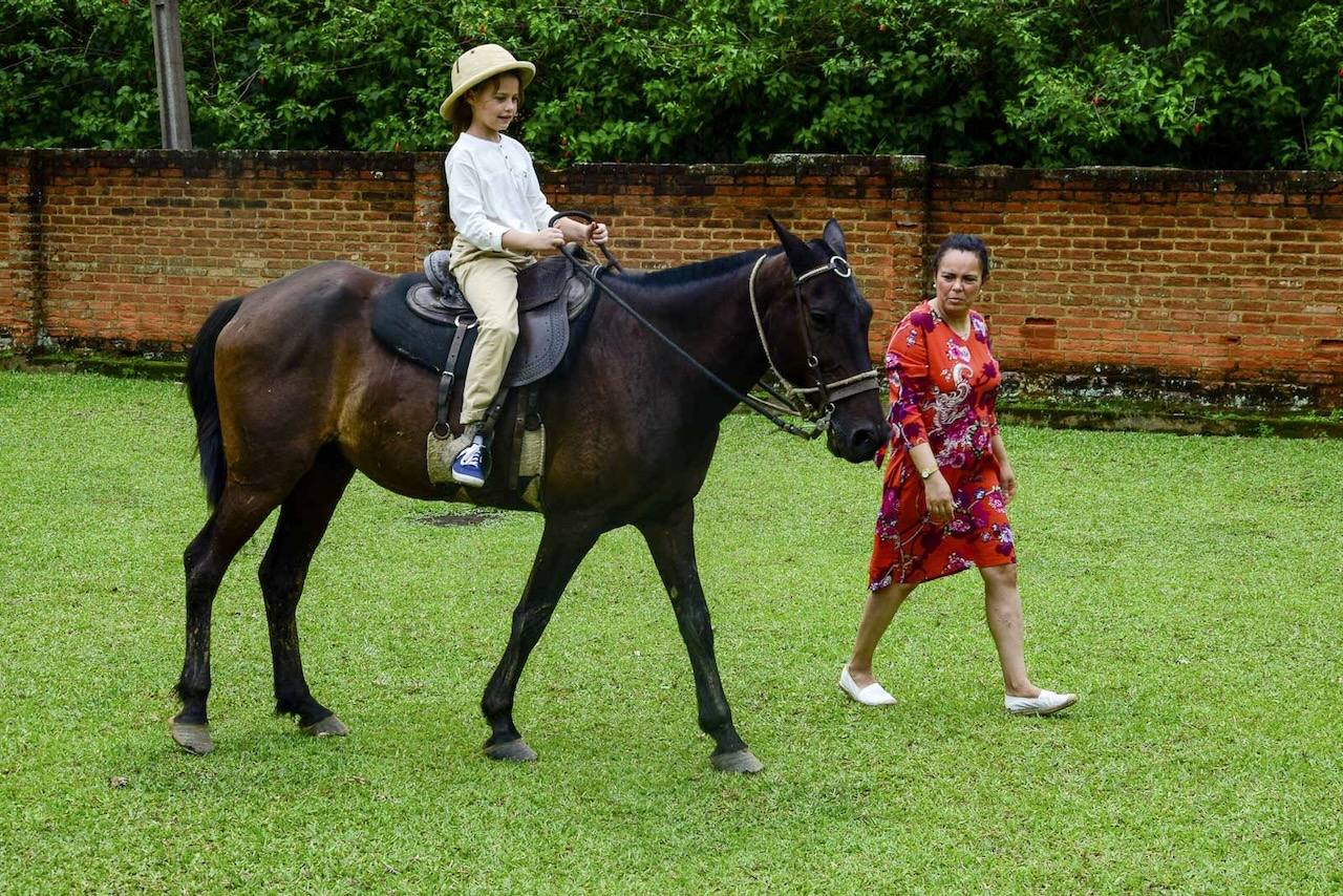 Casa histórica com portas azuis nos jardins do Casarão Penedo
