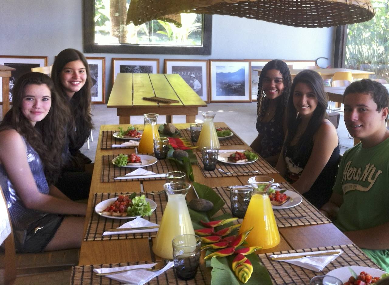 Grupo de amigas em jantar de aniversário no Casarão Penedo