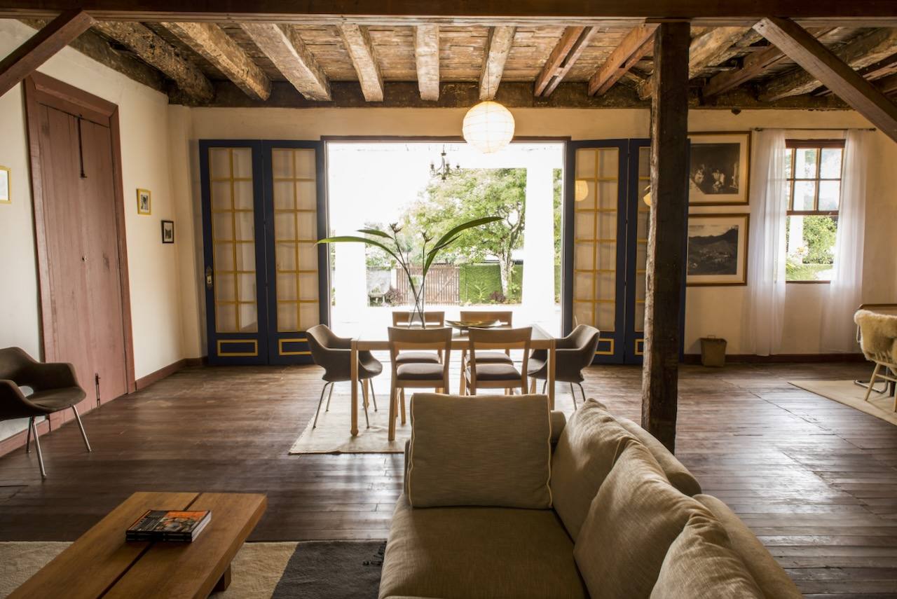 Espaço do Casarão Penedo com vigas de madeira e vista para jardins — espaço para eventos corporativos