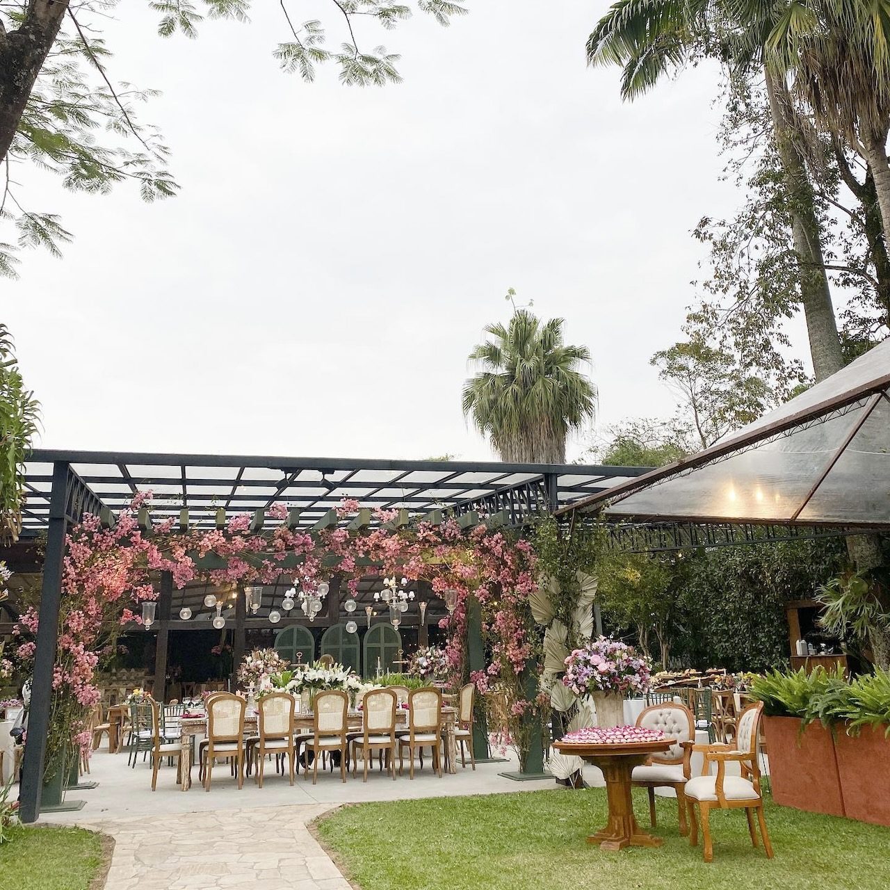 Decoração floral sob pérgola para jantar no Casarão Penedo