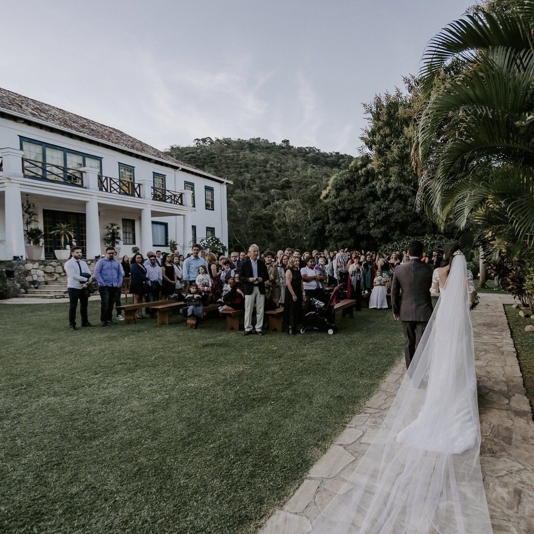 Cerimônia de casamento no gramado do Casarão Penedo com convidados