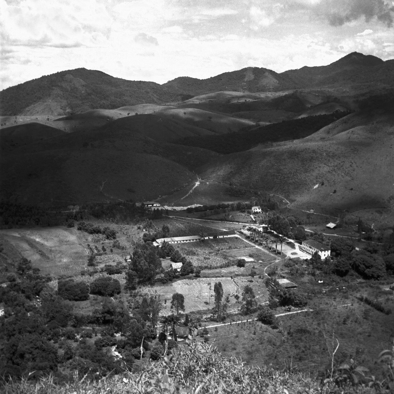 Foto histórica aérea do Casarão Penedo em preto e branco