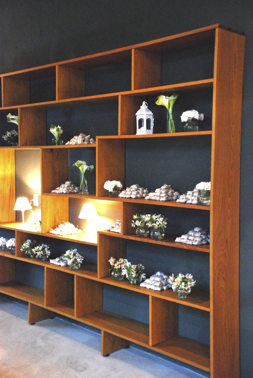 Estante decorativa com detalhes no espaço do Casarão Penedo