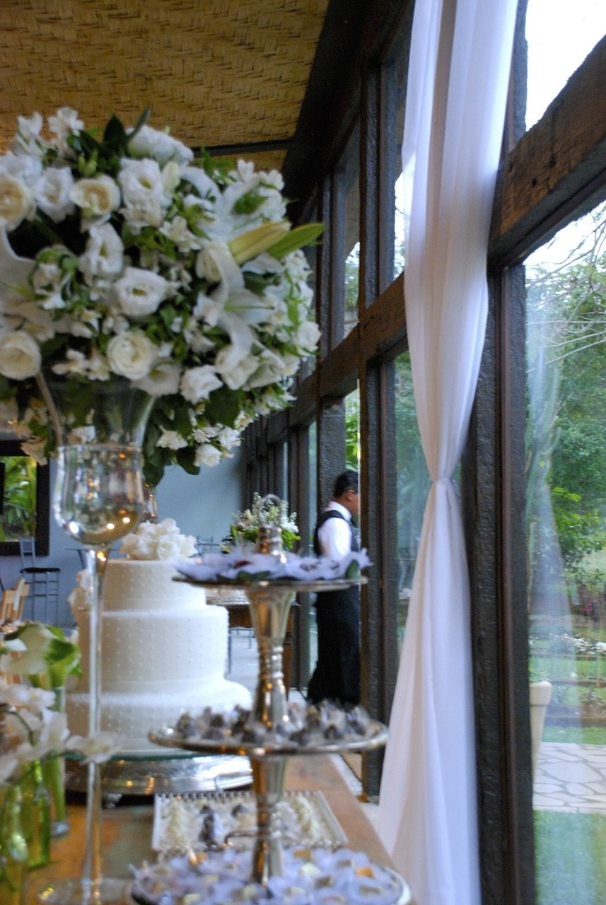 Mesa de doces e bolo na Reception Area do Casarão Penedo