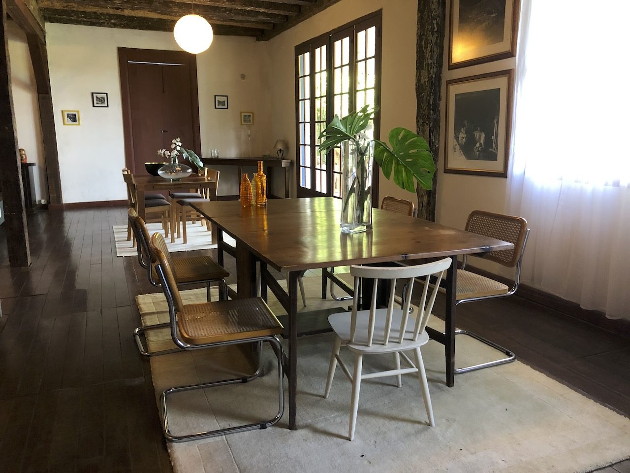 Sala de jantar rústica com mobiliário colonial no Casarão Penedo