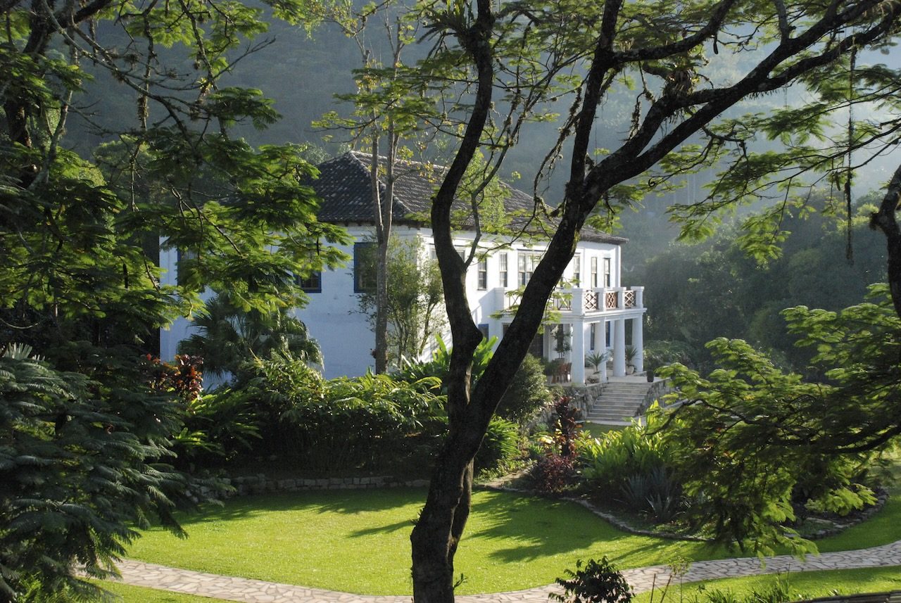Celebração nos jardins do Casarão Penedo à noite