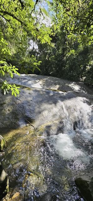 Cachoeira entre pedras na mata de Penedo