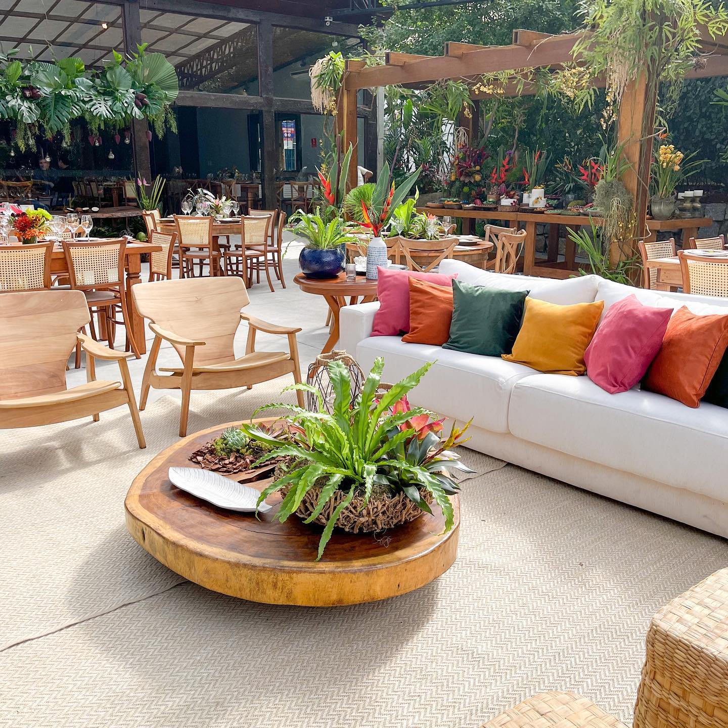 Lounge da Reception Area do Casarão Penedo com sofás e almofadas coloridas