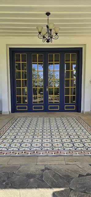 Portas coloniais azuis com piso de azulejos no Casarão Penedo