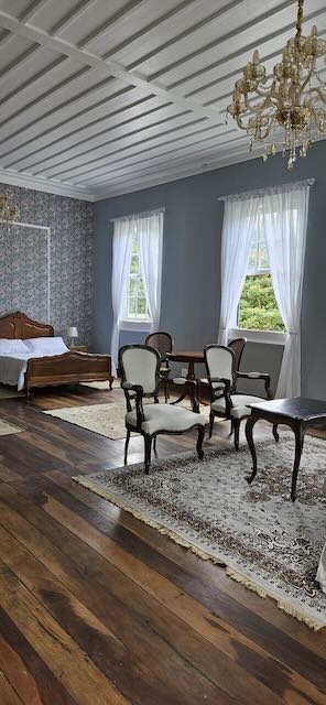 Suite da Noiva com cama clássica e lustres de cristal no Casarão Penedo
