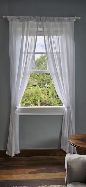 Janela com cortinas e vista para jardim na Suite da Noiva do Casarão Penedo