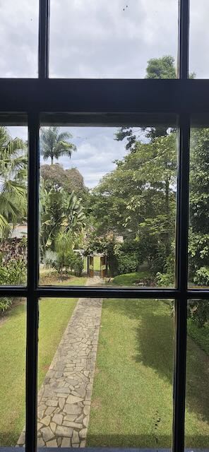 Vista dos jardins pela janela colonial do Casarão Penedo