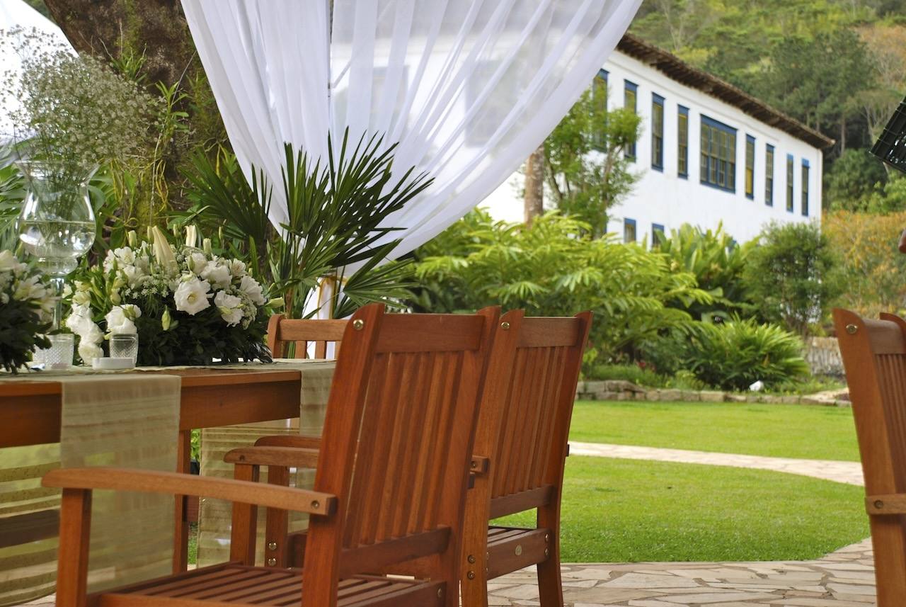 Rustic decoration with white fabric on the lawn of Casarão Penedo