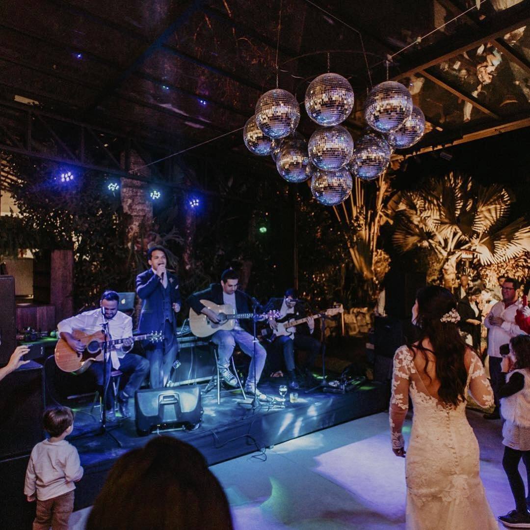 Live band performing at a wedding celebration at Casarão Penedo
