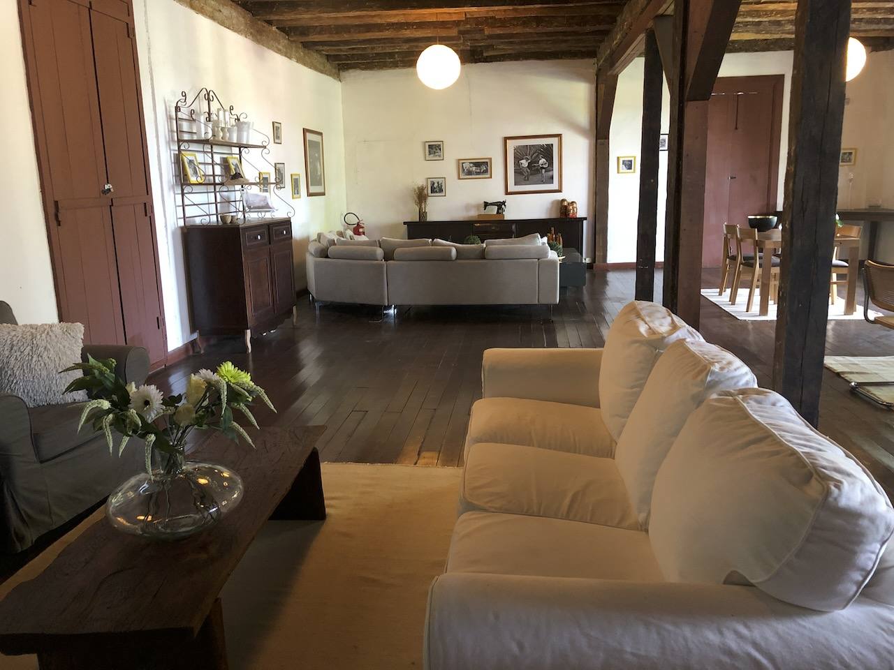 Interior histórico do Casarão Penedo com mobiliário colonial