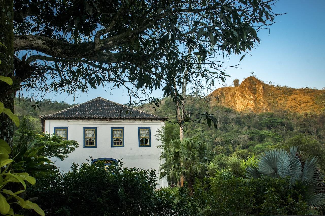 Casarão Penedo — fachada histórica com montanhas ao fundo