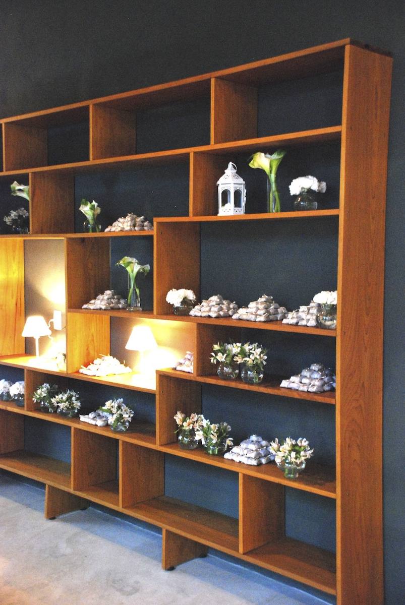 Decoration with rustic shelf and flowers at Casarão Penedo