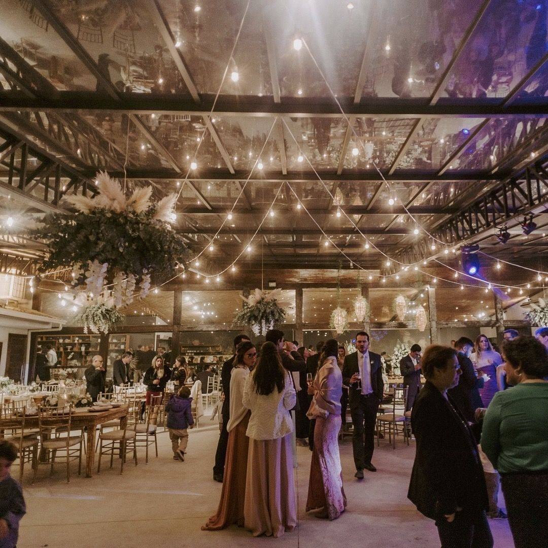 Wedding celebration in the reception hall of Casarão Penedo at night