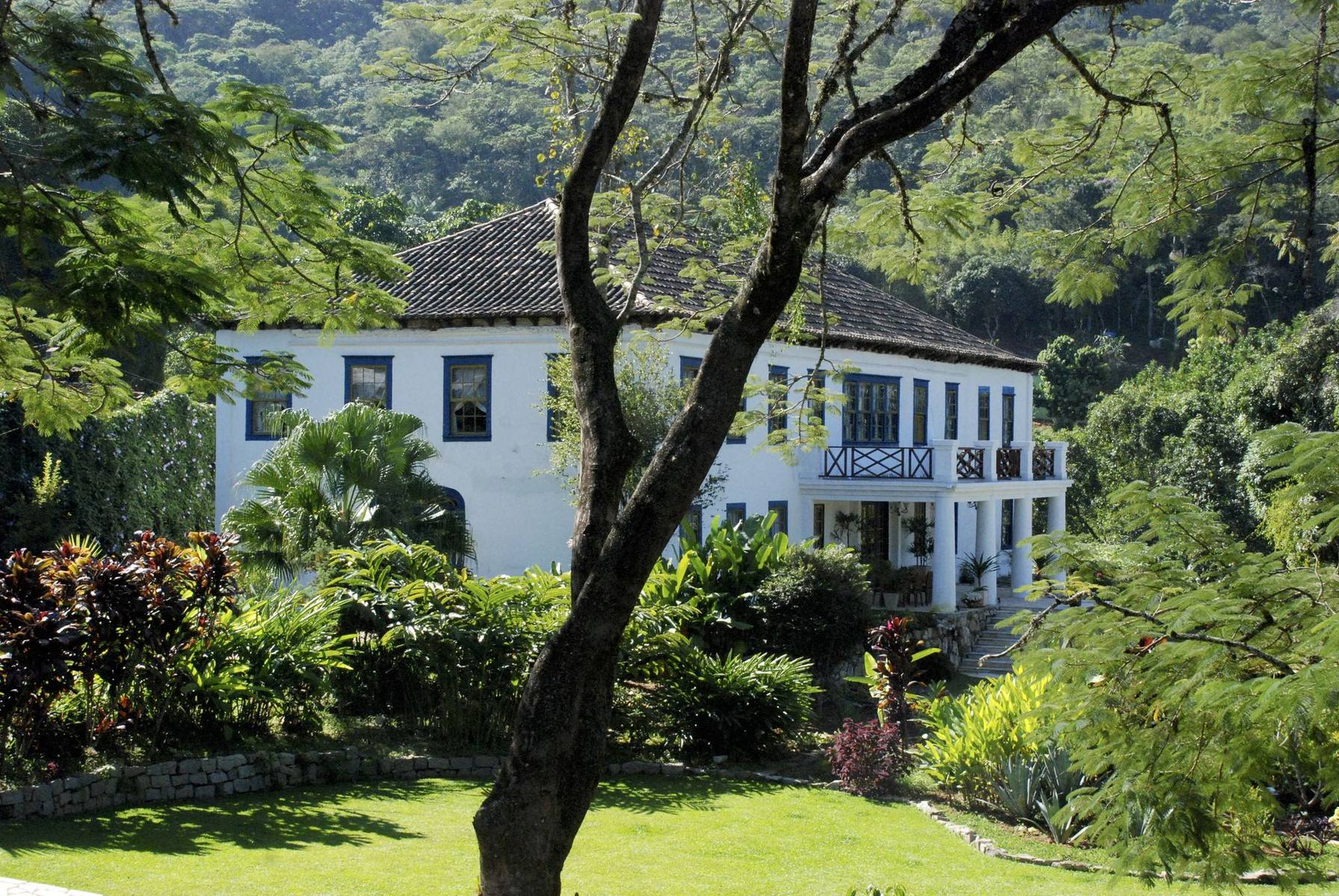 Casarão Penedo viewed from the garden with mountains in the distance