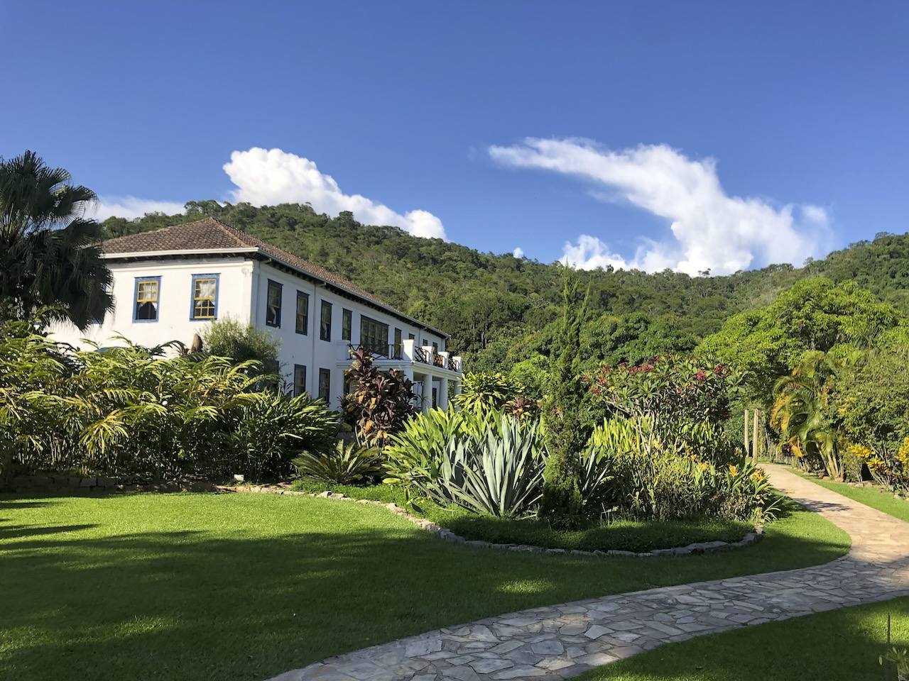 Fachada colonial do Casarão Penedo com amplo gramado