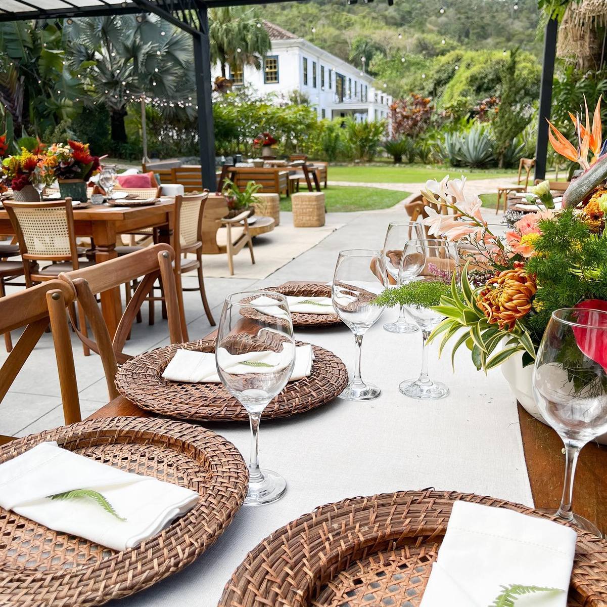 Área de recepção do Casarão Penedo — espaço coberto para casamentos e eventos